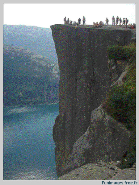 funimages images photo insolite extreme lieu norvege Preikestolen fjords falaise rocher